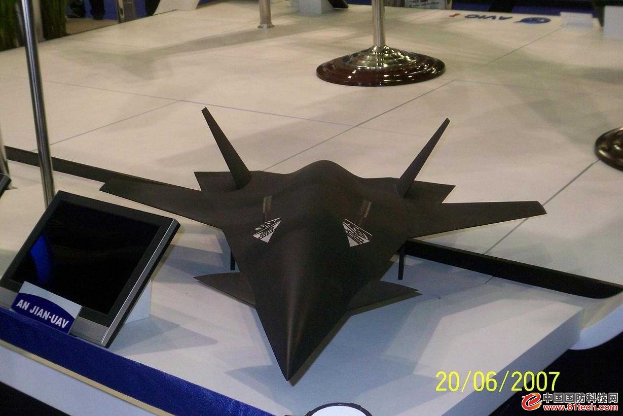沈阳飞机设计研究所设计的暗剑无人机试飞首