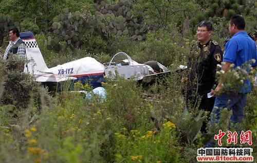 墨西哥一架小型飞机25日坠毁 机上两人遇难_中